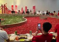 56人围坐一起涮鸳鸯火锅 网友：能捞着肉吗