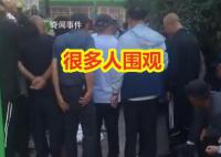 夫妻捡手机要报酬被拒将失主摁地上 必须给500少一分不行
