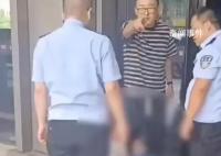 保洁扔掉业主鞋遭索赔后轻生 家属：不堪业主侮辱