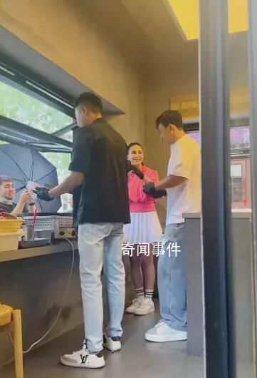 昆凌亲自为周杰伦学摊煎饼 引发网友热议关心
