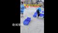 广东多人往海里放生60多箱矿泉水 回应：放生矿泉水是不允许的会让人去现场查看