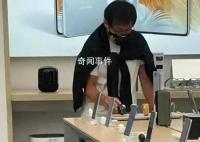 成龙买华为手机被网友偶遇 爱国先锋吾辈楷模