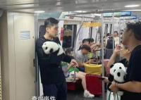胡歌抱“国宝”现身地铁 引来众多网友的关注