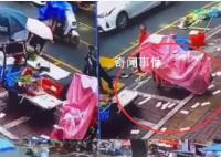 男子分手后将15000元撒向天空 这个撒钱的行为究竟是疯狂还是理智