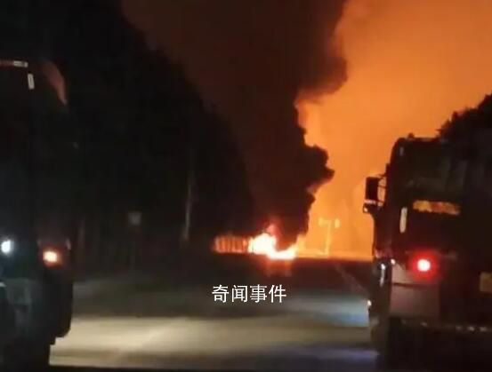 河北一油罐车爆炸 现场火光冲天