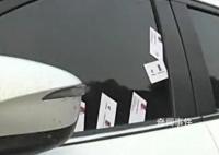 女子张贴涉黄广告贴到派出所门口 警方立即展开调查