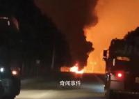 河北一油罐车爆炸 现场火光冲天