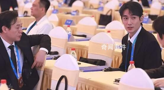 朱一龙张颂文像极了上课的你 2023北京文化论坛开幕