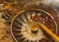 女生点外卖从碗里吃出地漏 感觉挺不卫生的