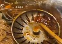 女生点外卖从碗里吃出地漏 是阿姨不小心碰进去的