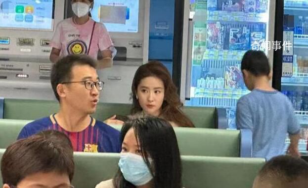 刘亦菲医院拍戏被偶遇 黄裙子真漂亮又白又瘦
