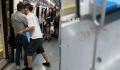 两男子疑因争座椅在地铁车厢内互殴 客服表示乘客和当事人可以及时报警