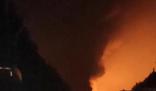 河北一油罐车爆炸 现场火光冲天