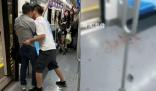 两男子疑因争座椅在地铁车厢内互殴 客服表示乘客和当事人可以及时报警