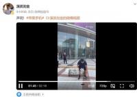 演员刘金苹果店前怒砸iPhone 苹果在霸道傲慢无理的道路上遥遥领先