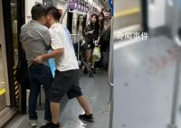 两男子疑因争座椅在地铁车厢内互殴 客服表示乘客和当事人可以及时报警