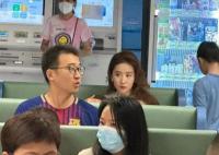 刘亦菲医院拍戏被偶遇 黄裙子真漂亮又白又瘦