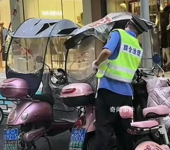 重庆回应城管划破多个电动车防雨蓬 已对涉事执法人员进行了严厉批评教育