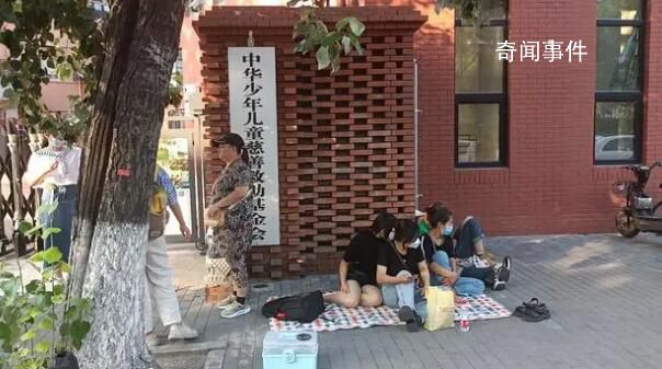 大病家庭深陷“配捐”骗局 多位受助患儿家长在北京儿慈会办公大楼门口讨要说法