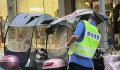 重庆回应城管划破多个电动车防雨棚