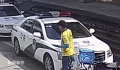 外卖小哥不顾订单哭着跑进派出所 为好心人和民警点赞