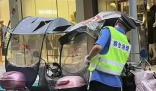 重庆回应城管划破多个电动车防雨蓬 已对涉事执法人员进行了严厉批评教育