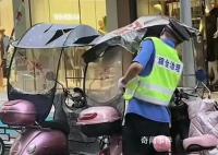 重庆回应城管划破多个电动车防雨棚