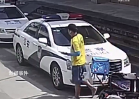 外卖小哥不顾订单哭着跑进派出所 为好心人和民警点赞