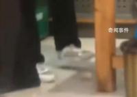 面馆服务员用脚踩大蒜分瓣剥皮 让人吃起来确实会出现心里不舒服的情况