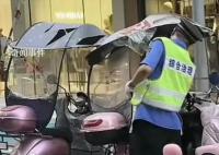 重庆回应城管划破多个电动车防雨棚 已对涉事执法人员进行了严厉批评教育