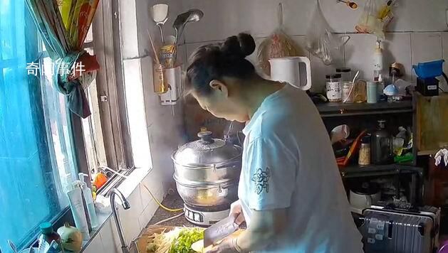妻子开空调引婆婆不满被丈夫拖出门 丈夫回来愤怒关掉