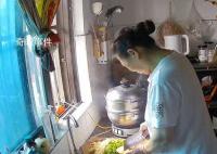 妻子开空调引婆婆不满被丈夫拖出门 丈夫回来愤怒关掉