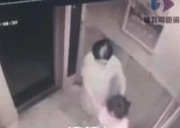 女孩乘电梯多次被陌生女子取消楼层 中间还想把小女孩拽走