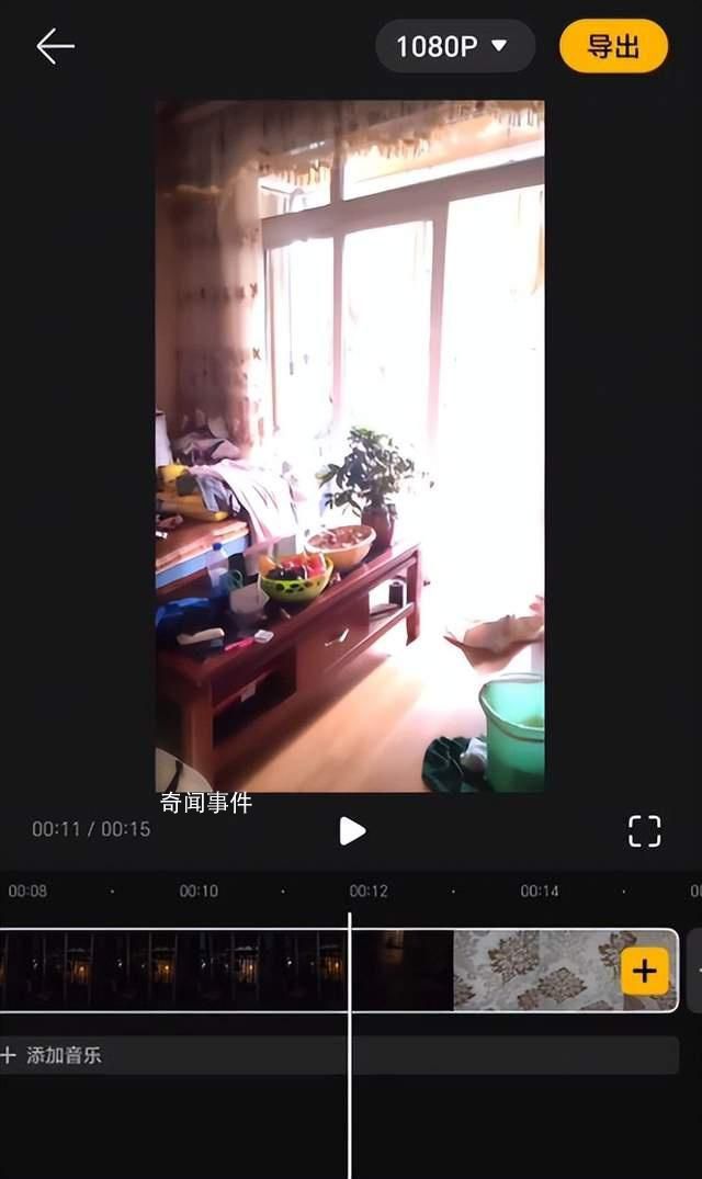 雷雨天女子在家录视频险些被雷劈 阳台外瞬间亮如白昼