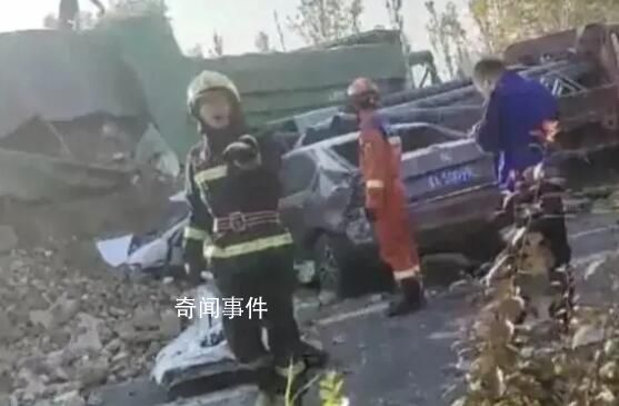 山西太原5车相撞 面包车被压货车下