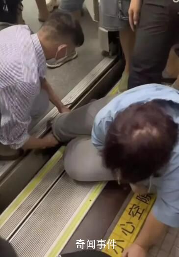 上海地铁又现乘客被卡事件 所幸乘客并无大碍