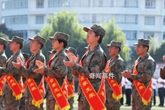 张桂梅送别入伍新兵 令无数人为之动容