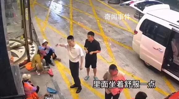 酒店人员邀请环卫工们进屋避雨 举手之劳她们应该被尊重