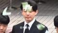 被钱砸中的刘亚仁 这些钱大部分面值为10000韩元