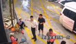 酒店人员邀请环卫工们进屋避雨 举手之劳她们应该被尊重
