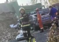 山西太原5车相撞 面包车被压货车下