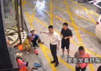 酒店人员邀请环卫工们进屋避雨 举手之劳她们应该被尊重