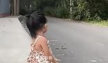 太爷爷去世11天重孙女坐路口等待 让人不禁感到心疼