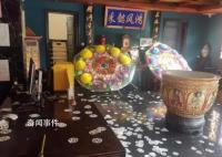 男子潜入原单位给前上司设灵堂撒纸钱 引来了众多路人围观