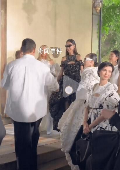 胡兵跑着跟谷爱凌合影 谷爱凌走秀状态如何