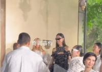 胡兵跑着跟谷爱凌合影 谷爱凌走秀状态如何