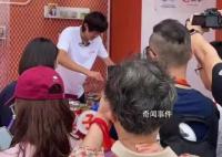 张国伟在亚运会场馆外摊煎饼 现场吸引了众多叔叔阿姨还有小朋友围观