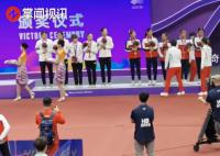 孙颖莎领奖时唠嗑结果掉队了 太可爱了