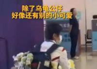 背了一堆小乌龟的全红婵相当显眼 引了众多媒体和粉丝的目光