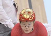 中国姑娘戴着哪吒头盔夺金 网友：中国姑娘现实版脚踩风火轮